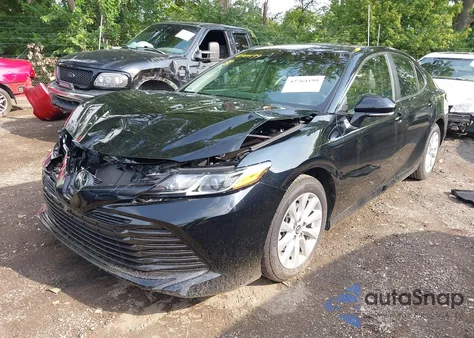 2018 Toyota Camry Le z USA, uszkodzony, nr VIN 4T1B11HK4JU058569